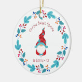 Foto Gnome Sweet Gnome Schattigee Elf Bloemenkrans Keramisch Ornament (Links)