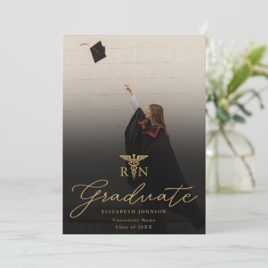 Foto Gold Script RN Nursing Graduation Party Kaart (Staand voorkant)