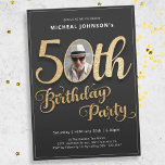 Foto Gouden Typografie 50e Verjaardagsfeest Kaart<br><div class="desc">Foto Gouden Typografie 50e Verjaardag Party Uitnodiging. Maak kennis met een boeiende mix van eigentijdse stijl en tijdloze elegantie. Tegen een strakke zwarte achtergrond accentueert glinsterende gouden folie creëer een opvallend contrast dat opvalt. Uw aangepaste foto voegt een persoonlijke touch toe, waardoor deze uitnodiging echt uniek is om uw mijlpaalverjaardag...</div>