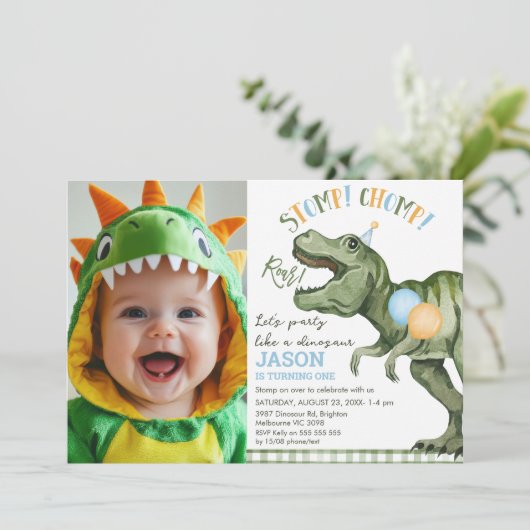 Foto Groene Stomp Chomp Roar Dinosaurus 1e verjaar Kaart (Staand voorkant)