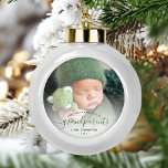 Foto grootouders Eerste Kerstgroen script Keramische Bal Ornament<br><div class="desc">Help hen hun eerste kleinkind te vieren met deze mooie moderne keepaardsieraad. In de groene tekst staat "Ons eerste kerstfeest als grootouders" met het woord "grootouders" in elegant handschrift met een bloei voor en na de dag. Vervang het afbeelding van het monster gemakkelijk door uw favoriete foto van de nieuwe...</div>