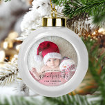 Foto: Grootouders Eerste Kerstmis Zwart script Keramische Bal Ornament<br><div class="desc">Help hen hun eerste kleinkind te vieren met deze mooie moderne keepaardsieraad. In de zwart-wittekst staat "Ons eerste kerstfeest als grootouders" met het woord "grootouders" in elegant handschrift met een bloei voor en na het schrijven. Vervang het afbeelding van het monster gemakkelijk door uw favoriete foto van de nieuwe baby,...</div>