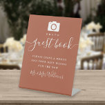 Foto Guest Book Terracotta Signature Script Reclamebord Met Voetstuk<br><div class="desc">Dit terracotta elegant script minimalistische foto-gastenboek is perfect voor alle festiviteiten. Ontworpen door: Thisnotme©</div>