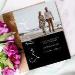 Foto & hand Typografie Save the Date - Black 4 Kaart<br><div class="desc">Verstuur een schattige zwarte & witte sla de datumkaart op met je foto- en handtypografie. Past elke bruiloft. Zie het collectie van de Uitnodiging van de fotobruiloft voor meer stijlen.</div>