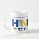 Foto HANUKKAH Menorah Dreidel Coffee Mok<br><div class="desc">Onze MOK Foto Hanukkah Greeting met een droom, menorah, jelly donut en joodse sterren van David is een mooie, leuke manier om familie en vrienden een Happy Hanukkah in stijl te wensen. Personaliseer uw eigen foto en groet om er echt één van een soort te maken. Vragen: bericht ons of...</div>