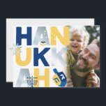 Foto HANUKKAH Menorah Dreidel Wenskaart<br><div class="desc">Ons Hanukkah-Wenskaart met een droom, menorah, jelly donut en joodse sterren van David is een mooie, leuke manier om familie en vrienden een Happy Hanukkah in stijl te wensen. . Personaliseer met uw douanegroet op het omgekeerde om het echt één van een soort te maken. Vragen: bericht ons of email...</div>