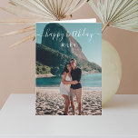 Foto Happy Birthday Kaart<br><div class="desc">Het moderne Happy Birthday wenskaart kenmerkt een handgeschreven calligrafiedoopvont. Voeg uw eigen foto op de voorzijde en bericht binnen de kaart toe.</div>