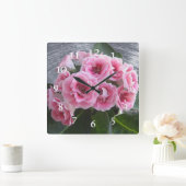 Foto. Heldere roze bloemen. Vierkante Klok (Huis)