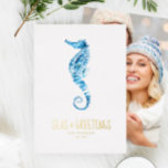 Foto Holiday Kaart Waterverf Seahorse<br><div class="desc">Vertel A Belle's strand thema kerstkaarten zijn een charmante keuze om te sturen naar vrienden en familie dit seizoen. Ze zijn voorzien van mijn originele waterverf zeepaardje in de tinten blauw. Het woord 'Zeeen en Groeten' is gezet in een gouden folie. Personaliseer met uw tekst en de foto, huisdierenfoto of...</div>