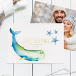 Foto Holiday Kaart Waterverf Whale<br><div class="desc">Zeg maar dat de kerstkaart van het strand van A Belle perfect is om dit seizoen naar vrienden en familie te sturen. Het is voorzien van een boarder van mijn oorspronkelijke waterverf walvis en zeestervis in de tinten van de blauwen. Het woord 'Zeeen en groeten' en je personalisatie staat in...</div>