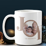 Foto Joy Koffiemok<br><div class="desc">Deze moderne,  stijlvolle kerstfeestelijke foto-Mok is versierd met het woord JOY in taupe beige op een witte achtergrond. Gemakkelijk aanpasbaar met uw foto en naam.</div>