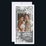 Foto: Kerst van de groeve - Grijze sneeuwvlokken Feestdagenkaart<br><div class="desc">Pas dit aan met 1 verticaal / portretfoto,  uw familienaam en het lopende jaar.</div>