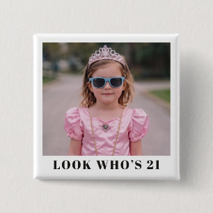 Foto Kijk Wie 21 Is Grappige Aangepaste Verjaardag Vierkante Button 5,1 Cm