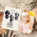 Foto Kleine Ninja Warrior Kids Verjaardag Kaart<br><div class="desc">Stap in de wereld van stealth en opwinding met onze "Ninja Birthday Karate Party uitnodiging." Dit is niet zomaar een uitnodiging; het is een oproep om een spannend avontuur aan te gaan gevuld met ninja bewegingen en karate schoppen. Laten we de details verkennen die deze uitnodiging de perfecte introductie maken...</div>