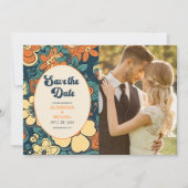 Foto Kleurrijke Groovy Retro 70s Bloemenbruiloft Save The Date (Voorkant)