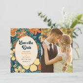 Foto Kleurrijke Groovy Retro 70s Bloemenbruiloft Save The Date (Staand voorkant)