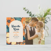 Foto Kleurrijke Groovy Retro 70s Bloemenbruiloft Save The Date (Staand voorkant)