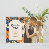 Foto Kleurrijke Groovy Retro 70s Bloemenbruiloft Save The Date (Staand voorkant)
