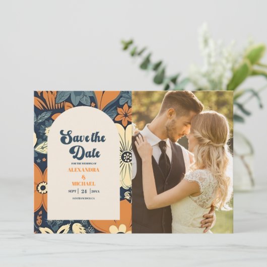 Foto Kleurrijke Groovy Retro 70s Bloemenbruiloft Save The Date (Staand voorkant)