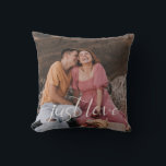 Foto Koppel Alleen Liefde Lettertype Kussen<br><div class="desc">Design met uw beste foto met het moderne hart-lettertype "Just Love",  en een rustige natuurlijke linnen effect op de achterkant.  Ideaal cadeau-idee voor pasgetrouwden,  huisfeest,  jubileum en meer.</div>