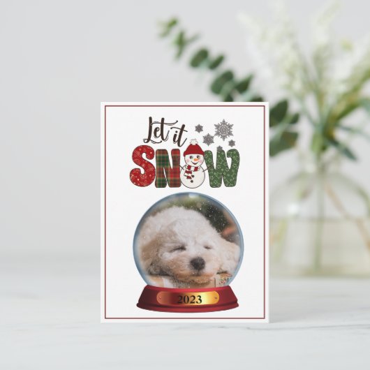 Foto Laat het Sneeuw Overlay Snowglobe Budget Rood Feestdagenkaart (Staand voorkant)