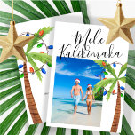 Foto Mele Kalikimaka Gepersonaliseerde Kerst Feestdagenkaart<br><div class="desc">Mele Kalikimaka vakantiekaart van Ricaso - ontworpen met een scroll typografie tekst met foto template aan de voorkant en tekst sjabloon aan de achterkant - een leuke gepersonaliseerde Hawaii stijl kerstthema kaart met pam bomen en kerstverlichting VERANDEREN de SAMPLE FOTO'S NAAR UW EIGEN</div>