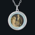 Foto Memorial Charm for Wedding Bouquet in Blue Zilver Vergulden Ketting<br><div class="desc">Een bruiloft van Memorial Bouquet Charms. Denk aan degenen die niet bij je kunnen zijn op je speciale dag met een herdenkingscharme. Een heerlijk sentimenteel keepasje voor de bruid om haar boeket mee te nemen. Deze charme heeft een zwarte achtergrond met de zin "Vooruit in mijn hart" en een plek...</div>