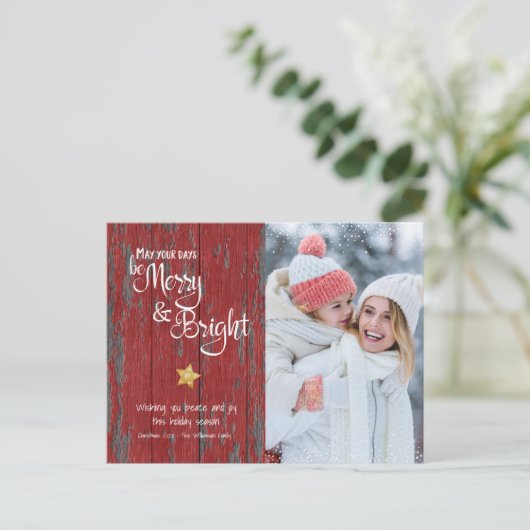Foto Merry Bright Script Star Red Rustic Wood Feestdagenkaart (Staand voorkant)