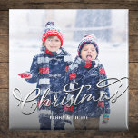 Foto Merry Christmas Script Sjabloon Magneet<br><div class="desc">Vier het seizoen met onze Merry Christmas-fotosjabloon, met een klassiek kalligrafiescript en een zilveren typografisch ontwerp voor een tijdloze vakantietoets. Dit decorstuk van het vakantiehuis fungeert als een schattige kousenstuffer, perfect voor het verspreiden van feestelijke vrolijkheid. Met een leuk grillig ontwerp en klassieke kerstdecoratiestijl is deze magneetkoelkast zowel praktisch als...</div>
