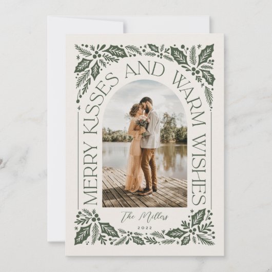 Foto Merry Kisses en Warm Wishes Berry Arch Feestdagenkaart (Voorkant)