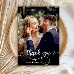 Foto met briefing met briefje met briefje met brie bedankkaart<br><div class="desc">Modern Hand Lettered Wedding Foto bedankt je kaart. De moderne Stijlvolle bruiloft dank u de sjabloon van het briefkaart met een volledige verticale foto op de voorzijde met de tekst "Dank u"in een zwiepige geschreven lettertype van het typografische manuscript in wit op het afbeelding. tweezijdige kaart met 2 foto. Pas...</div>