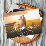 Foto met briefing met briefje met briefje met brie bedankkaart<br><div class="desc">Modern Hand Lettered Wedding Foto bedankt je kaart. De moderne Stijlvolle bruiloft dank u de sjabloon van het briefkaart met een volledige horizontale foto op de voorzijde met de tekst "Dank u"in een zwiepige geschreven lettertype van het typografische manuscript in wit op het afbeelding. tweezijdige kaart met 2 foto. De...</div>