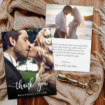 Foto met briefing met briefje met briefje met brie bedankkaart<br><div class="desc">Moderne hand gebeletterde trouwfoto dank u kaart. Moderne stijlvolle bruiloft dank u briefkaart sjabloon met een volledige verticale foto op de voorkant met de overlay tekst "Thank You" in een met de hand geletterde typografie script lettertype in wit op het afbeelding. Personaliseer de aangepaste naam en bedank je bericht. Als...</div>