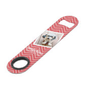 Foto met de aangepaste naam Red Chevron Pattern Speed Flessenopener (Voorkant Gekanteld)