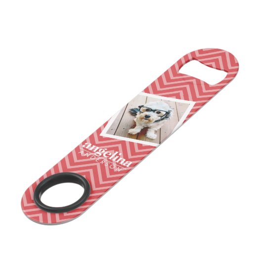 Foto met de aangepaste naam Red Chevron Pattern Speed Flessenopener (Voorkant Gekanteld)