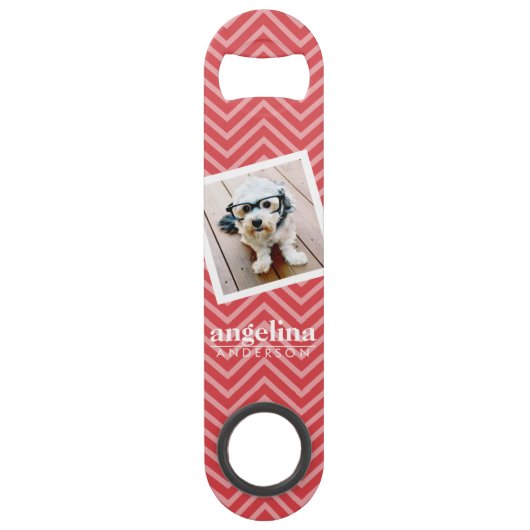 Foto met de aangepaste naam Red Chevron Pattern Speed Flessenopener (Achterkant)