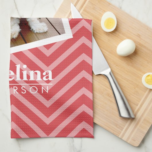 Foto met de aangepaste naam Red Chevron Pattern Theedoek (Quarter Fold)