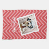 Foto met de aangepaste naam Red Chevron Pattern Theedoek (Horizontaal)