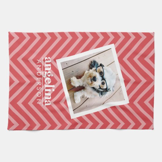 Foto met de aangepaste naam Red Chevron Pattern Theedoek (Horizontaal)