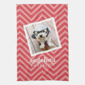 Foto met de aangepaste naam Red Chevron Pattern Theedoek (Verticaal)