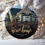Foto met eerste kerstkerst Nieuw Home Gold-script Ornament<br><div class="desc">Herdenking je eerste Kerstmis in je nieuwe huis met deze mooie moderne keepaardse versiering. In de tekst staat "Eerste Kerstmis in ons nieuwe huis" met de woorden "nieuw thuis" in elegant gouden foliescript. Vervang het afbeelding van de steekproef met een foto van uw nieuw huis en voeg de familienaam in...</div>