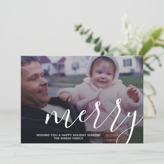 Foto met enorme MERRY script witte overlay - groen Feestdagenkaart (Staand voorkant)