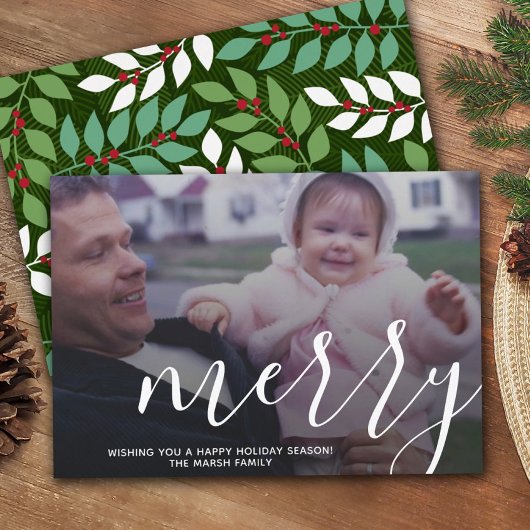 Foto met enorme MERRY script witte overlay - groen Feestdagenkaart