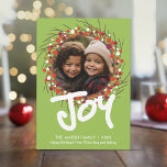 Foto met Farmhouse Berry Wreath - Joy Red Green Feestdagenkaart<br><div class="desc">Een modern design met een kerstkreet en een groet. De platte kunsttekening van een holly bessen en trig spleet benadrukt de leuke foto en kerstgroet.</div>