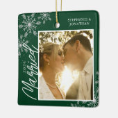 Foto met groene sneeuwvlokken voor eerste kerstmis keramisch ornament (Links)