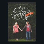 foto met handschrift met rode lint feestdagenkaart<br><div class="desc">Ideaal voor kaarten van het nieuwe jaar; met de hand geschreven "vreugde" met sierlijnwerk en een banner met het bewerkbare jaar. Witte letters met oranje-rode banner boven een volledige aftapfoto. Die snijvormen zijn optioneel,  met meer opties beschikbaar.</div>