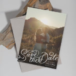 Foto met handschrift save the date<br><div class="desc">Curly leuke belettering "Save the Date" over volledige afloopfoto. aanpassen om de lettertypen van de bewerkbare tekst en backer te wijzigen. Brief van Becky Nimoy. Portret en landschapsversie beschikbaar</div>