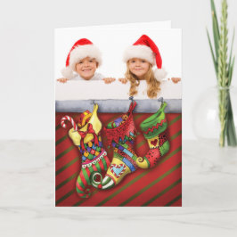 Foto met kerstKaart met rode en groene kousen. Feestdagen Kaart