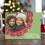 Foto met Red Berry Kerstmis Lijst Feestdagenkaart<br><div class="desc">Een boerengroen met een bessen met een foto-lijst. Een modern manuscript wordt gebruikt voor de Prettige feestdagen. Een kerstgroet - Moge uw dagen vrolijk en helder zijn - aan de kant van het briefkaart met een gebied voor familiehandtekening en groet.</div>