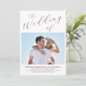 Foto minimalistisch Burgundy White Script Weddensc Kaart (Staand voorkant)